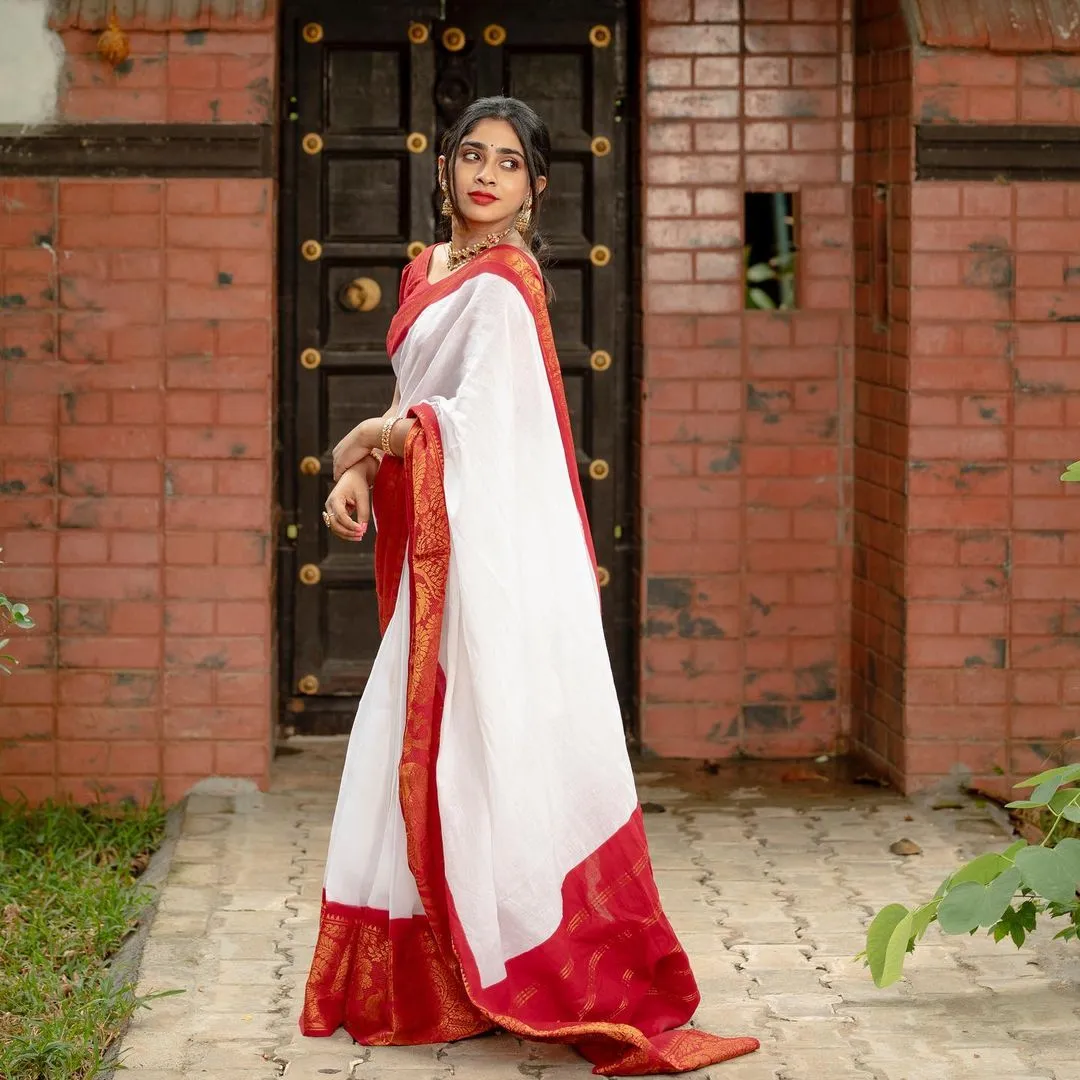 Mesmeric White Soft Silk Saree With Snappy Blouse Piece