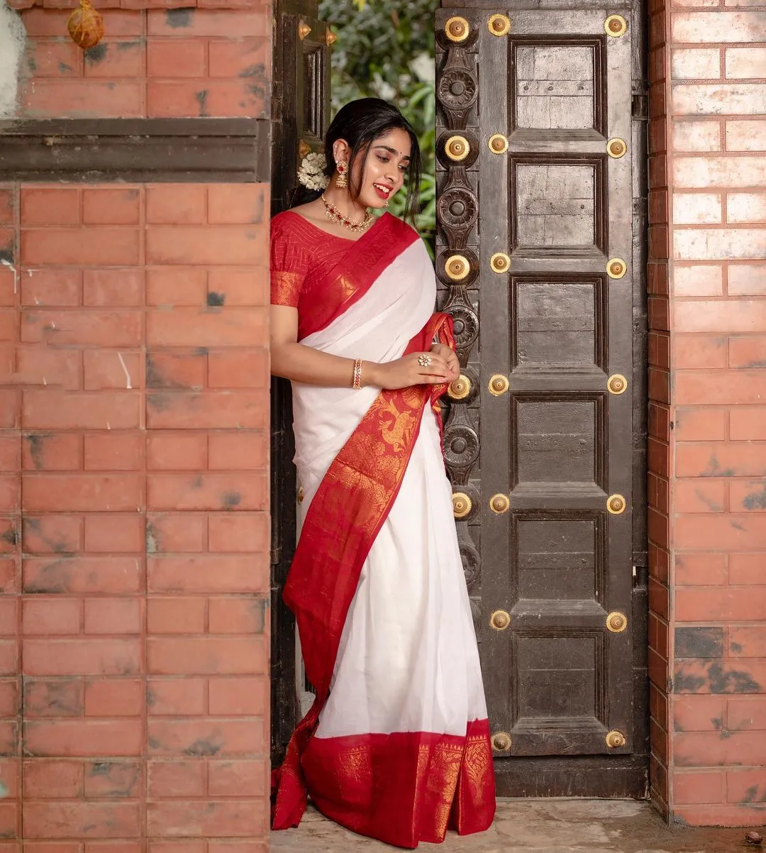 Mesmeric White Soft Silk Saree With Snappy Blouse Piece